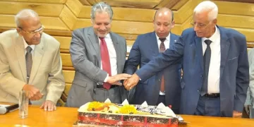 تكريم الدكتور حسام موافي في اليوم العلمي السنوي للرعاية الحرجة «ملتقى العقول»