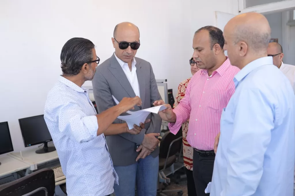 رئيس جامعة دمنهور يتفقد معامل التنسيق الإلكتروني ويطمئن على جودة الخدمات 4 - جريدة الجمهورية 8 12 - جريدة الجمهورية
