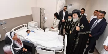 زيارة مفعمة بالحب.. البابا تواضروس يُثني على جهود مستشفى «أهل مصر» لعلاج الحروق