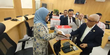 بهدف تحسين الدخل.. 10 سيدات يحصلن على ماكينات خياطة بشمال سيناء