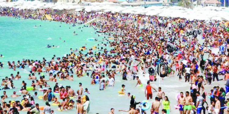 البحر المتوسط.. يفتح ذراعيه للمصطافين 1 - جريدة الجمهورية وعود «الننى» تحقيق البطولات هدية لجماهير «الجزيرة»