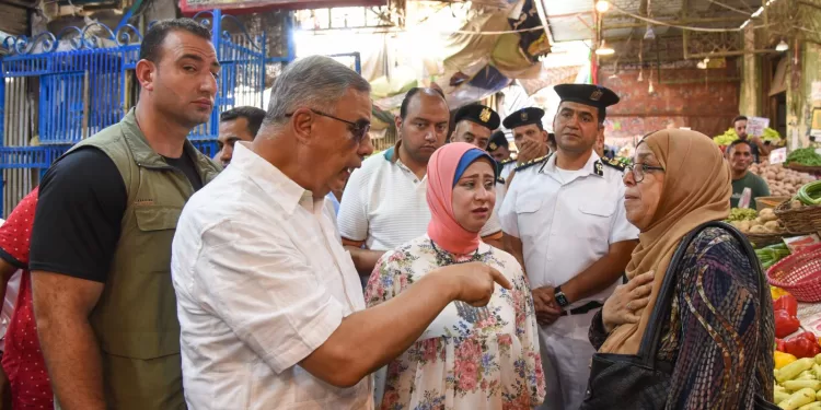 محافظ الإسكندرية يفاجئ سوق باكوس.. مراجعة للأسعار وإلزام التجار بعدم المغالاة 1 - جريدة الجمهورية محافظ الإسكندرية يفاجئ سوق باكوس.. مراجعة للأسعار وإلزام التجار بعدم المغالاة