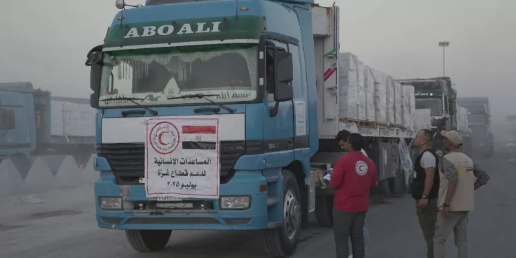 لليوم الثالث على التوالي.. محافظ شمال سيناء يتابع إدخال شاحنات المساعدات إلى قطاع غزة