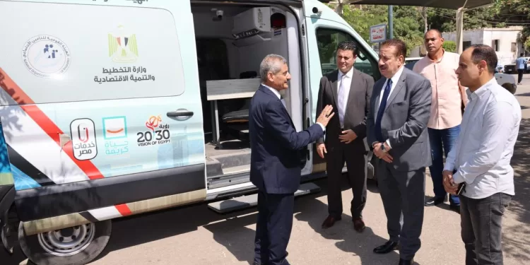 خدمة جديدة: محافظ المنوفية يتفقد سيارة التأمينات المتنقلة لتيسير الخدمات على المواطنين