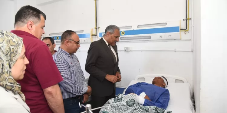 محافظ مطروح يتابع مصابي حادث الأتوبيس: رعاية طبية كاملة وتعويضات للمتضررين