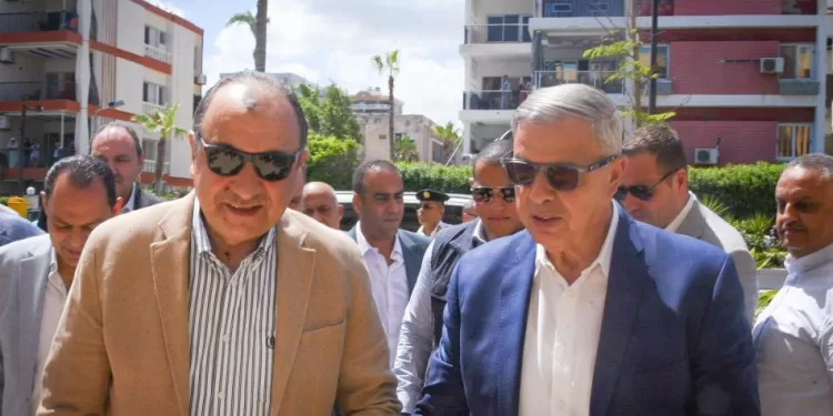 وزير قطاع الأعمال العام ومحافظ الإسكندرية يتفقدان منطقة المعمورة