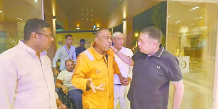 وزيرا البترول والعمل يتفقدان موقع غرق حفار «آدم مارين 12» ويطمئنان على المصابين