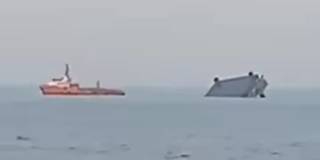 حادث مأساوي: غرق حفار بترول بمنطقة جبل الزيت.. 4 وفيات و6 مفقودين وإنقاذ 21