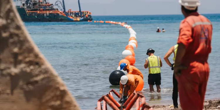 من رأس غارب إلى فرنسا.. مصر تكمل إنزال الكابل البحري الرابع لتعزيز البنية التحتية الرقمية