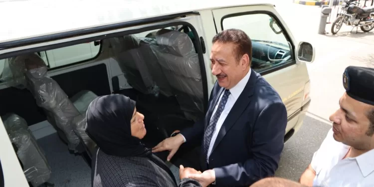 وفاء بالوعد.. محافظ المنوفية يُسلم سيارة ميكروباص جديدة لأسرة شهيد حادث كفر السنابسة