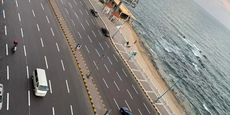 استعدادًا لموسم الصيف: رفع كفاءة الطرق بأحياء الإسكندرية