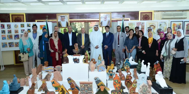 إبداعات عربية.. جامعة حلوان تختتم معرض الطلاب الوافدين بأعمال متميزة