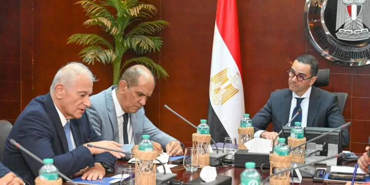 وزير الاستثمار يلتقي مسؤولين أتراكًا ومصريين لبحث فرص التعاون