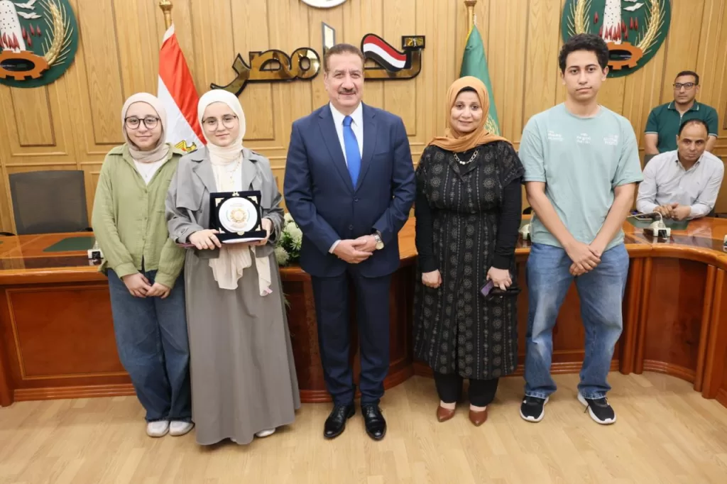 محافظ المنوفية يُكرّم أوائل الجمهورية من أبناء المحافظة وسط أجواء يسودها الفرح والسرور 2 - جريدة الجمهورية WhatsApp Image 2025 07 23 at 5.19.22 PM 1 - جريدة الجمهورية