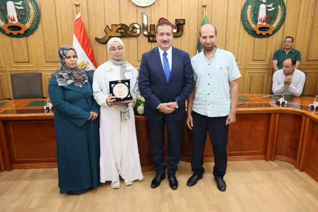 محافظ المنوفية يُكرّم أوائل الجمهورية من أبناء المحافظة وسط أجواء يسودها الفرح والسرور 4 - جريدة الجمهورية WhatsApp Image 2025 07 23 at 5.19.22 PM 3 - جريدة الجمهورية