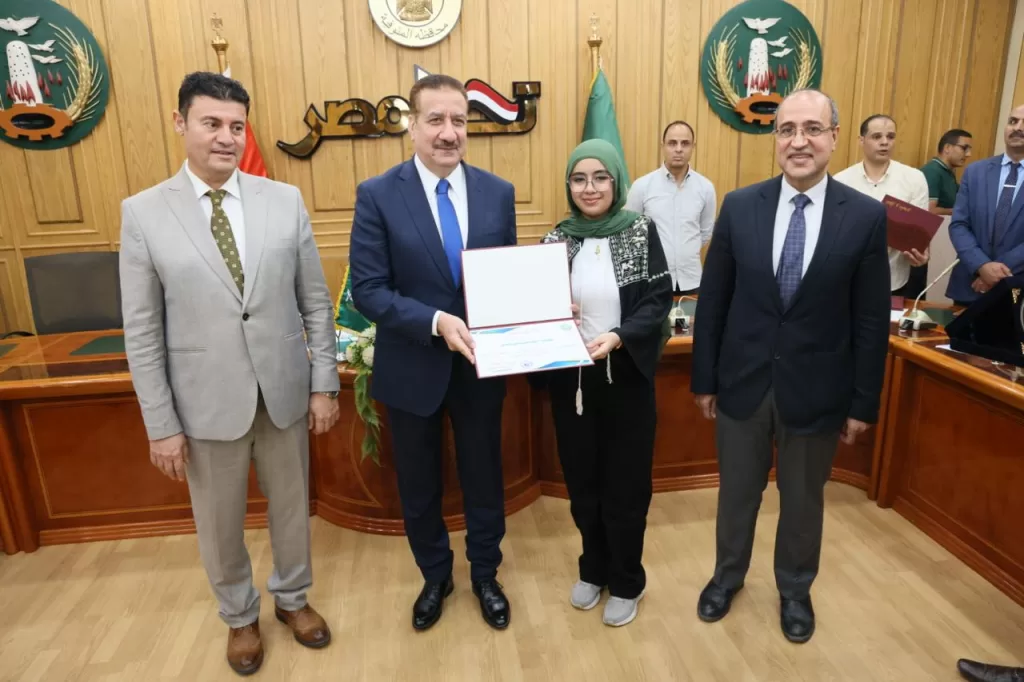 محافظ المنوفية يُكرّم أوائل الجمهورية من أبناء المحافظة وسط أجواء يسودها الفرح والسرور 12 - جريدة الجمهورية WhatsApp Image 2025 07 23 at 5.19.24 PM 3 - جريدة الجمهورية