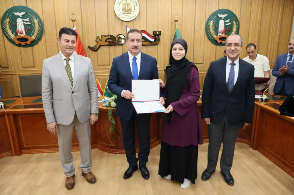 محافظ المنوفية يُكرّم أوائل الجمهورية من أبناء المحافظة وسط أجواء يسودها الفرح والسرور 16 - جريدة الجمهورية WhatsApp Image 2025 07 23 at 5.19.25 PM 3 - جريدة الجمهورية