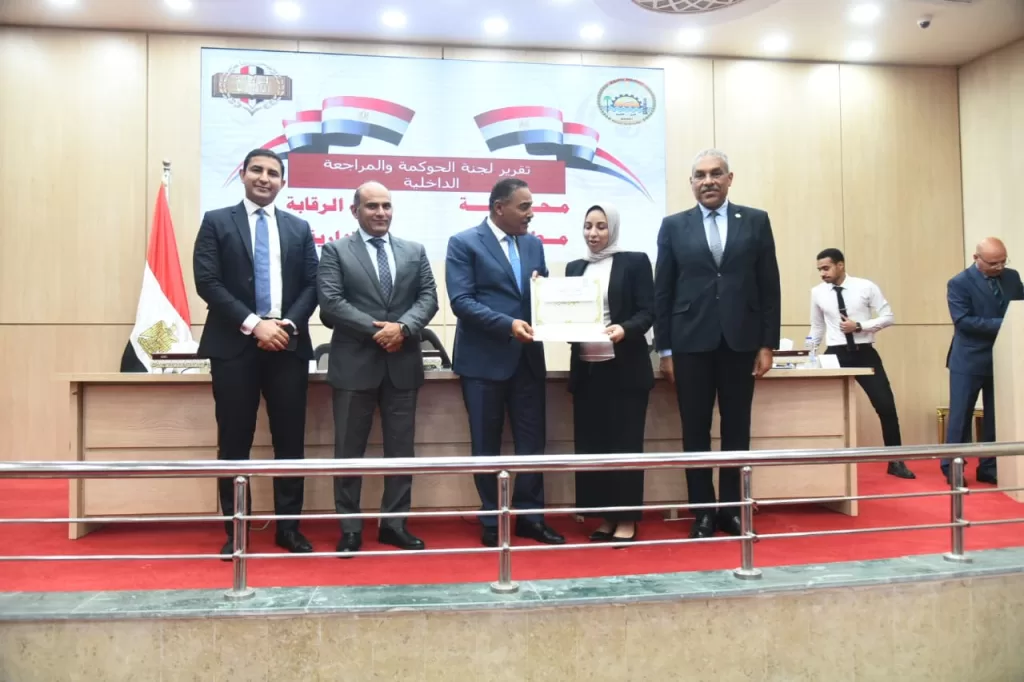محافظ مطروح يُكرم المتميزين من مديري إدارات الرقابة والحوكمة بالمحافظة 2 - جريدة الجمهورية WhatsApp Image 2025 07 27 at 7.53.38 PM 2 - جريدة الجمهورية