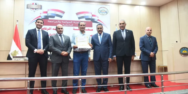 محافظ مطروح يُكرم المتميزين من مديري إدارات الرقابة والحوكمة بالمحافظة