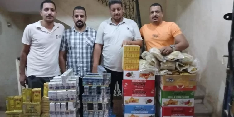 تموين سوهاج يضبط 400 علبة سجائر و380 باكو شاي مجهولي المصدر في المنشاة