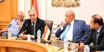 حماية المستهلك والغرفة التجارية بالقاهرة يبحثان آليات تنفيذ مبادرة خفض أسعار السلع
