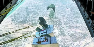 تنفيذًا لتوجيهات الرئيس السيسى: إسقاط أطنان من المساعدات جوًا على القطاع