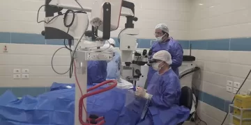 جراحات دقيقة بالمجان.. زيارة علمية وإنسانية لخبير الجلوكوما بدمنهور