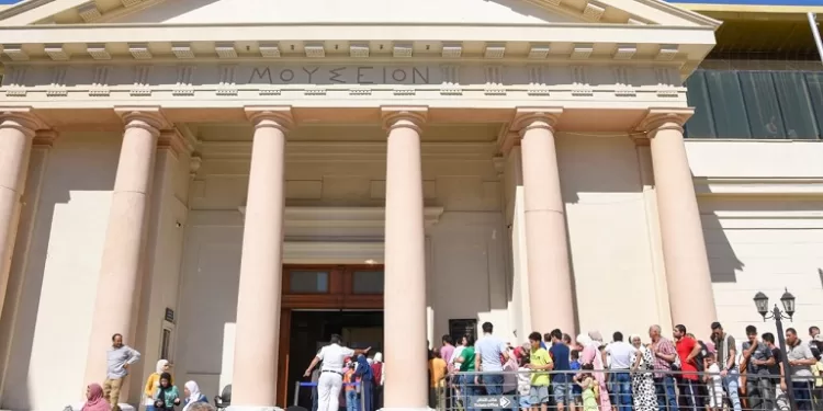 إقبال جماهيري كثيف على المتاحف والمواقع الأثرية بالإسكندرية بعد فتحها مجاناً 1 - جريدة الجمهورية إقبال جماهيري كثيف على المتاحف والمواقع الأثرية بالإسكندرية بعد فتحها مجاناً