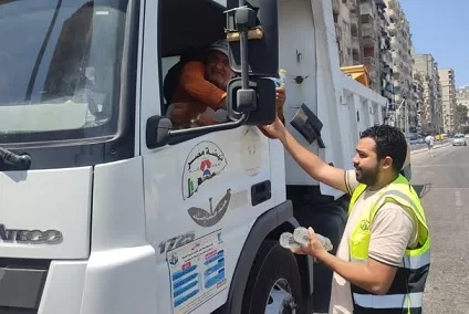 وقفة إنسانية..توزيع مياه مثلجة لإنقاذ عمال النظافة من حر الإسكندرية 2 - جريدة الجمهورية 10 4 - جريدة الجمهورية