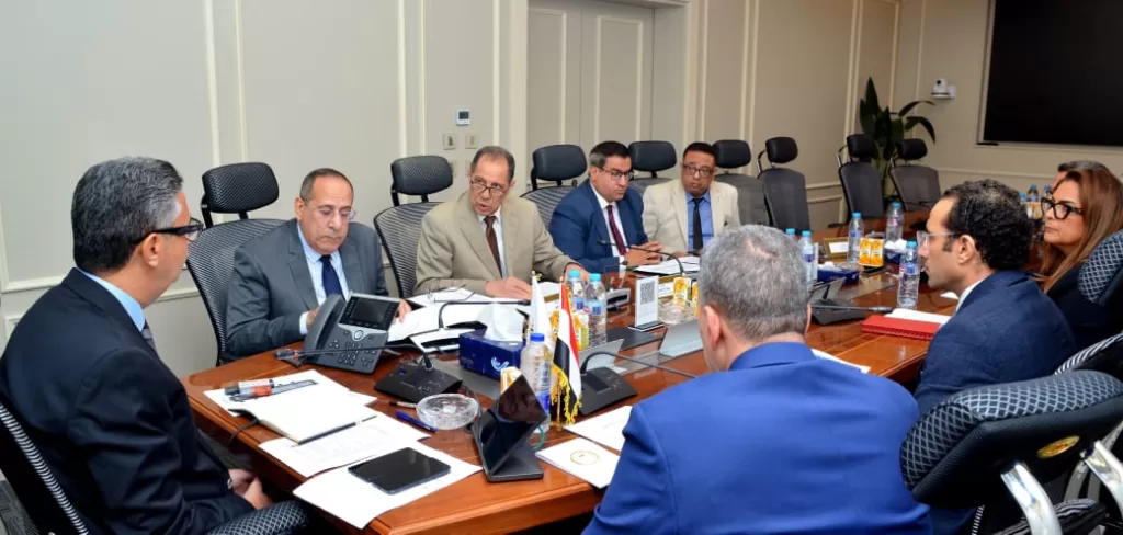 وزير التموين يبحث مع رئيس «السكر والصناعات التكاملية» خطط تطوير المصانع 2 - جريدة الجمهورية 1010 - جريدة الجمهورية