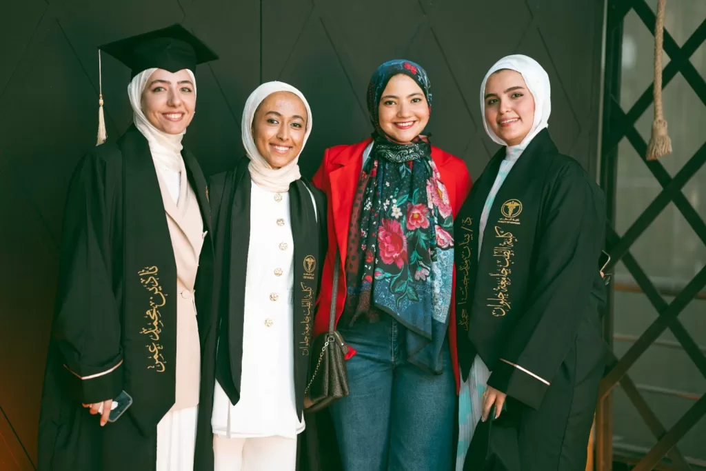 شركة جامعة حلوان لدعم الخدمات التعليميةتحتفل بتخريج دفعة جديدة من الأطباء فى حفل مهيب 16 - جريدة الجمهورية 11 8 - جريدة الجمهورية