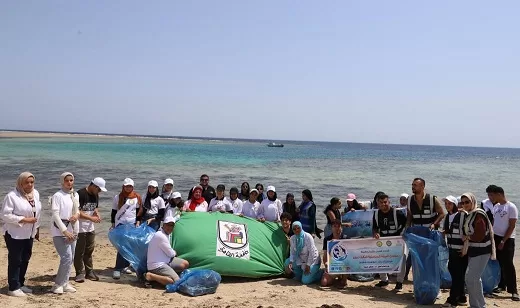 شباب منتدى البيئة الساحلية بالغردقة يزرعون أشجار المانجروف وينظفون الشواطئ 2 - جريدة الجمهورية 2 38 - جريدة الجمهورية