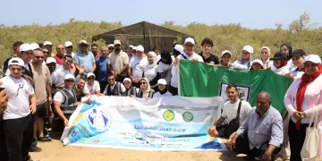 شباب منتدى البيئة الساحلية بالغردقة يزرعون أشجار المانجروف وينظفون الشواطئ