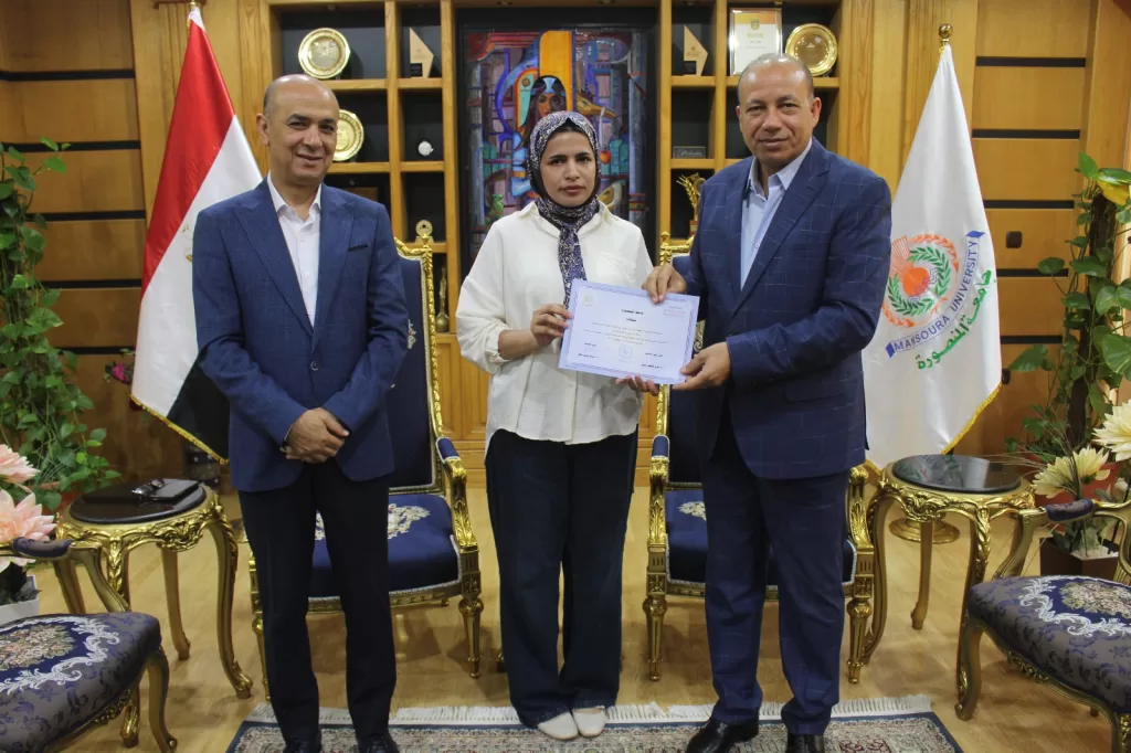 رئيس جامعة المنصورة يُكرم وفد جامعة المستقبل العراقية بعد انتهاء برنامج تدريبي 4 - جريدة الجمهورية 3 34 - جريدة الجمهورية