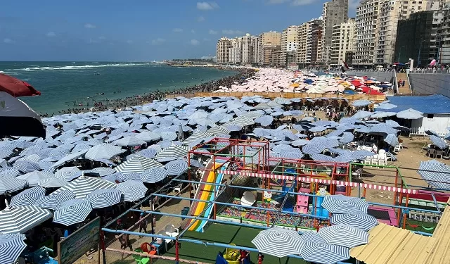 «100 %» نسبة الإشغال.. شواطئ الإسكندرية تعيش ذروة الإقبال الصيفي