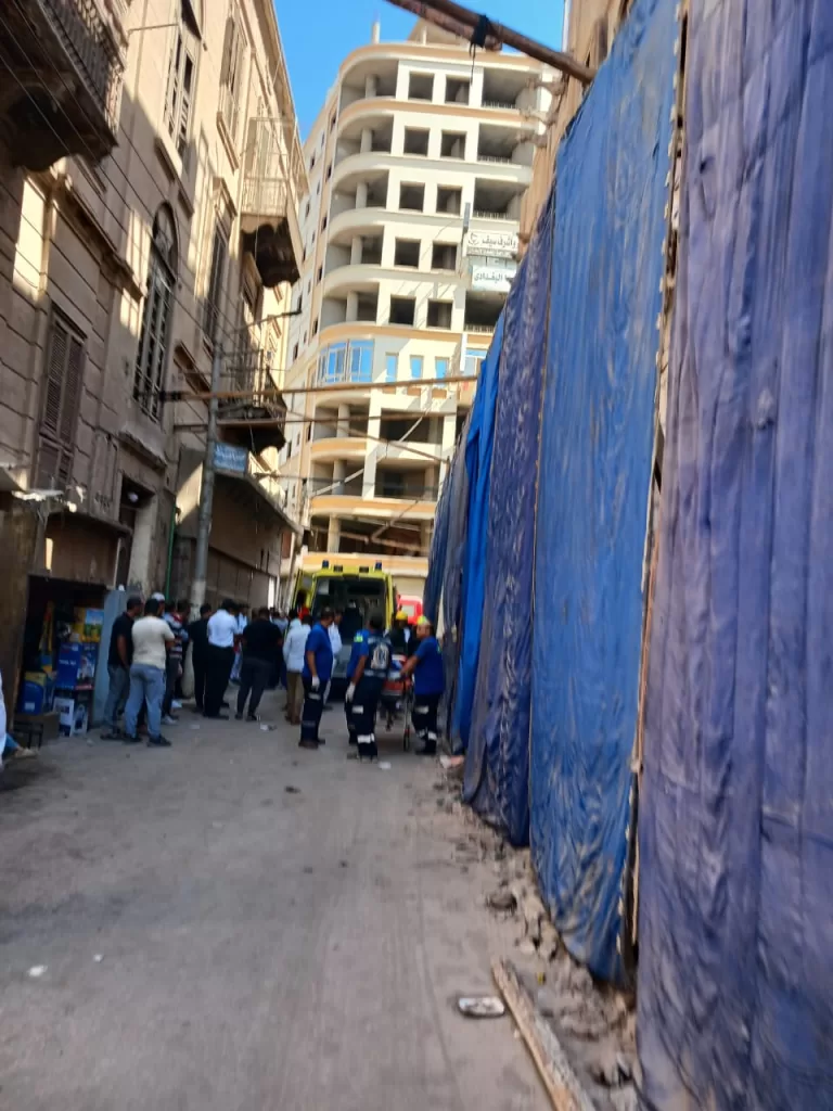 إصابة عمال وفقدان آخر أثناء تنفيذ قرار إزالة عقار بالمنصورة 4 - جريدة الجمهورية 4 43 - جريدة الجمهورية