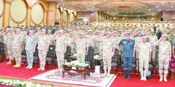 الفريق أول عبدالمجيد صقر خلال لقائه بعدد من مقاتلى المنطقة الشمالية العسكرية:  الدفاع عن الوطن وحماية أمنه القومى مهمة مقدسة