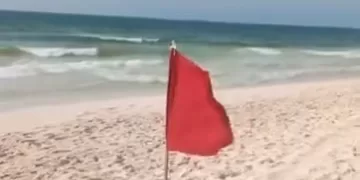 تحذير للمصطافين.. إدارة الشواطئ بالإسكندرية ترفع الرايات الحمراء بسبب سوء الأحوال الجوية