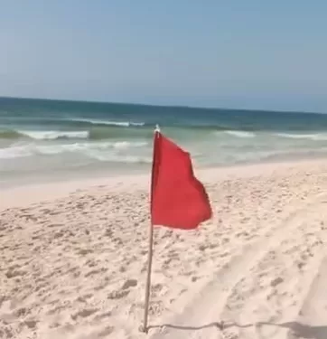 تحذير للمصطافين.. إدارة الشواطئ بالإسكندرية ترفع الرايات الحمراء بسبب سوء الأحوال الجوية