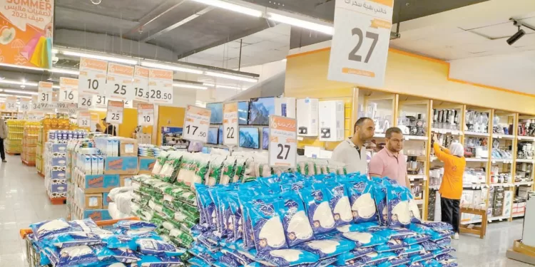 مبادرة الحكومــة والتجـــــــــار.. تطفئ لهيب الأسعار