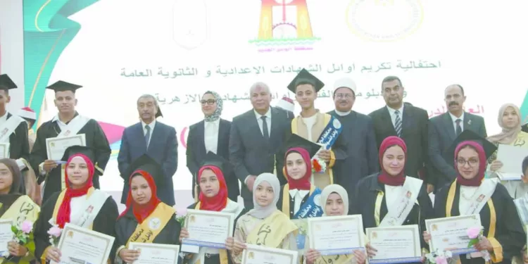 خلال احتفال تكريم أوائل الشهادات العامة بالوادى الجديد: «الزملوط» يكرم المتفوقين والمعلمين ويهديهم رحلات عمرة مجانية 1 - جريدة الجمهورية خلال احتفال تكريم أوائل الشهادات العامة بالوادى الجديد: «الزملوط» يكرم المتفوقين والمعلمين ويهديهم رحلات عمرة مجانية