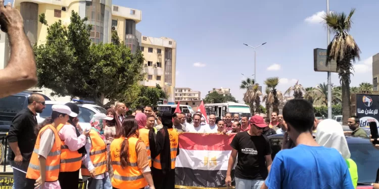 عمال العاشر من رمضان في مسيرة حاشدة لدعم انتخابات الشيوخ