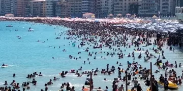 بسبب الطقس الحار.. إقبال جماعي على شواطئ الإسكندرية للهروب من الحر