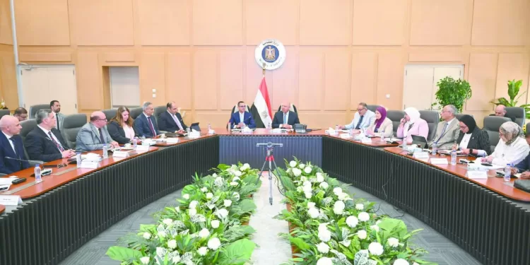 إعادة تشغيل الخطوط المتوقفة: «الوزير» يطالب أصحاب مصانع الأسمنت بخفض الأسعار للتخفيف عن المستهلكين