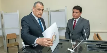 وزير الدولة للإنتاج الحربي يدلي بصوته في انتخابات مجلس الشيوخ