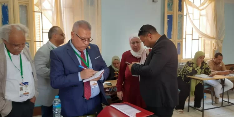 لجنة حقوق الإنسان العربية تتفقد لجان السويس وتؤكد: انتخابات هادئة ومنظمة