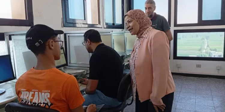 استمرار توافد طلاب الثانوية العامة على معامل التنسيق الإلكتروني بجامعة دمنهور في آخر أيام المرحلة الثانية