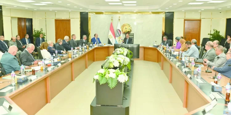 نور الشريف.. عاش يتيمًا.. ومات شهيرًا