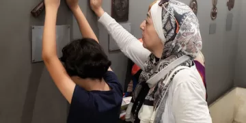 تحويل الفن إلى إبداع ملموس: «بصيرة» تمكّن طلابها المكفوفين في تجربة فريدة بمتحف الفن الإسلامي