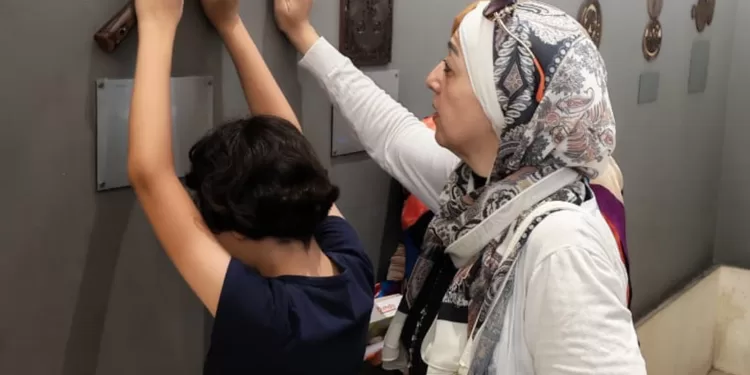 تحويل الفن إلى إبداع ملموس: «بصيرة» تمكّن طلابها المكفوفين في تجربة فريدة بمتحف الفن الإسلامي 1 - جريدة الجمهورية تحويل الفن إلى إبداع ملموس: «بصيرة» تمكّن طلابها المكفوفين في تجربة فريدة بمتحف الفن الإسلامي